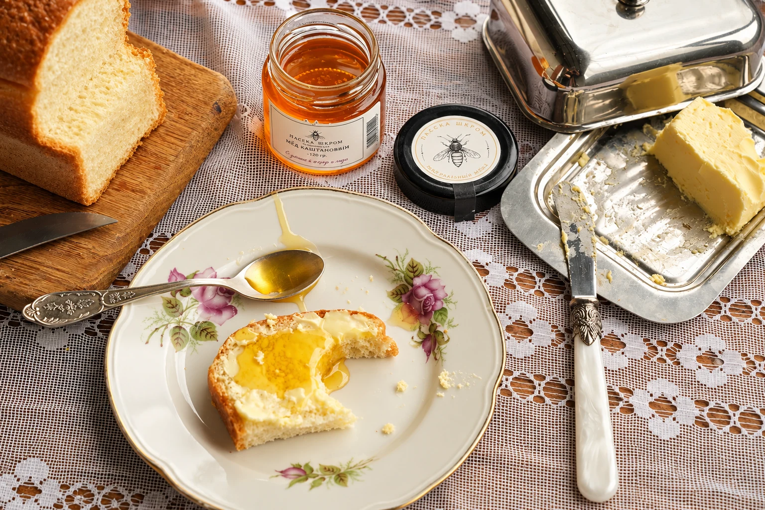 Каштановый мёд с хлебом и сливочным маслом